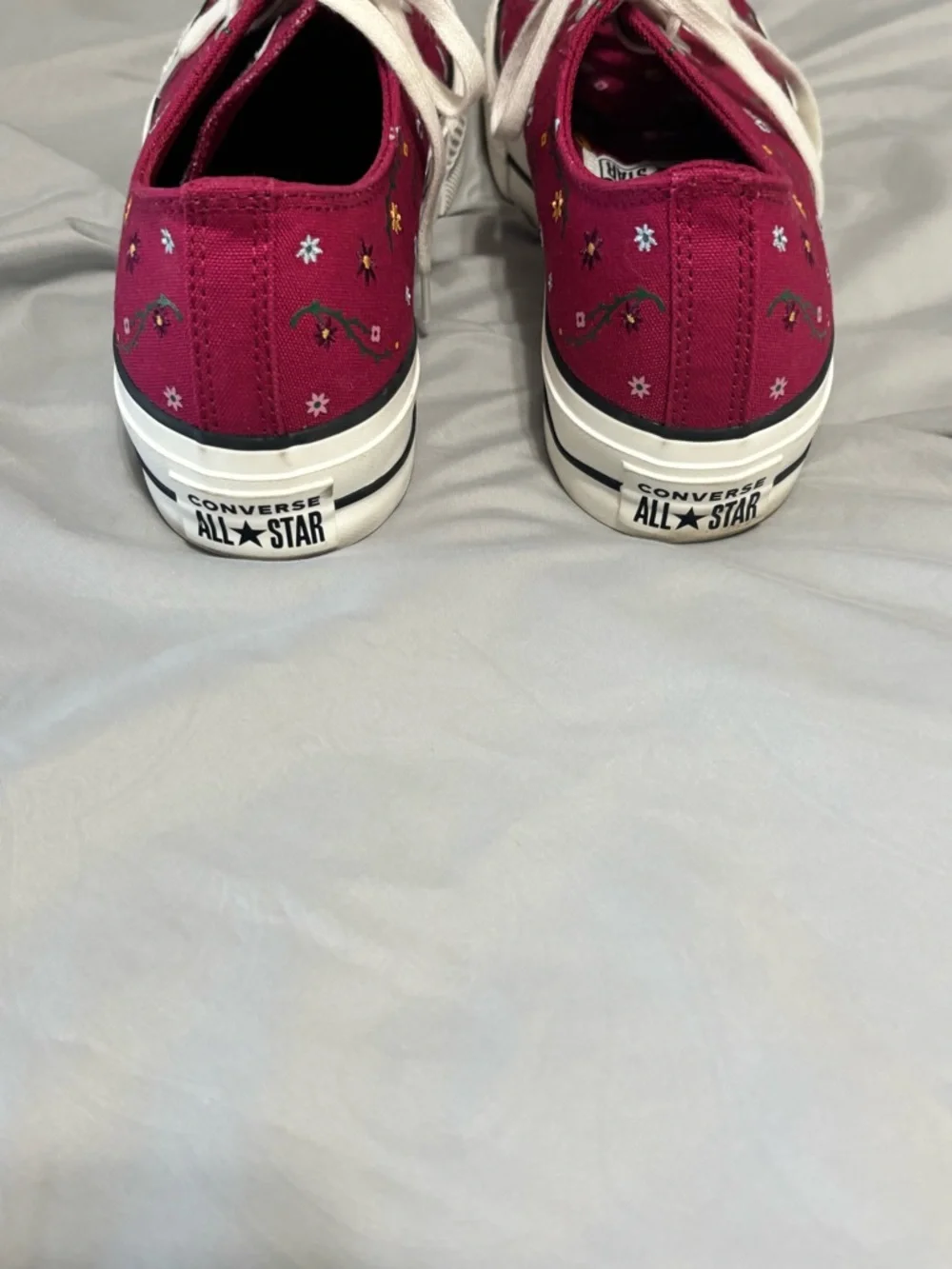 Women’s Converse tennis shoes - They are adorable! Worn once - Picture 3 of 4